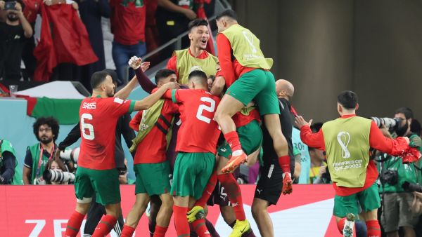 Morocco's players celebrate at the end of the Qatar 2022 World Cup round of 16 football match between Morocco and Spain at the Education City Stadium in Al-Rayyan, west of Doha on December 6, 2022. (Photo by JACK GUEZ / AFP)