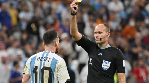 تصريحات ميسي تدفع الفيفا لاتخاذ قرار نهائي بشأن الحكم لاهوز