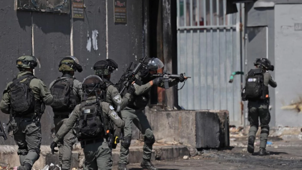 Israeli soldiers on a raid 