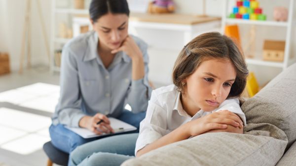 5 تقنيات تربية إيجابية لدعم نمو واستقلالية الطفل