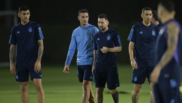 (From L) Argentina's defender #13 Cristian Romero, Argentina's coach #00 Lionel Scaloni, Argentina's forward #10 Lionel Messi and di Argentina's midfielder #11 Angel Di Maria take part in a training session at Qatar University in Doha on December 8, 2022, on the eve of the Qatar 2022 World Cup quarter-final football match between The Netherlands and Argentina. (Photo by JUAN MABROMATA / AFP)