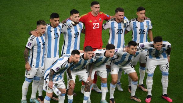 Argentina team players pose for pictures before the Qatar 2022 World Cup quarter-final football match between The Netherlands and Argentina at Lusail Stadium, north of Doha on December 9, 2022. (Photo by FRANCK FIFE / AFP)