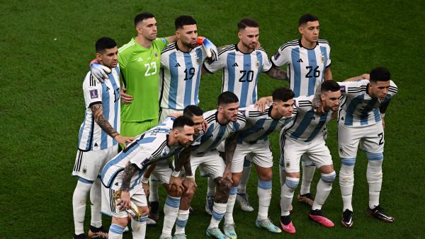 pose for a team picture before the start of the Qatar 2022 World Cup final football match between Argentina and France at Lusail Stadium in Lusail, north of Doha on December 18, 2022. (Photo by Jewel SAMAD / AFP)