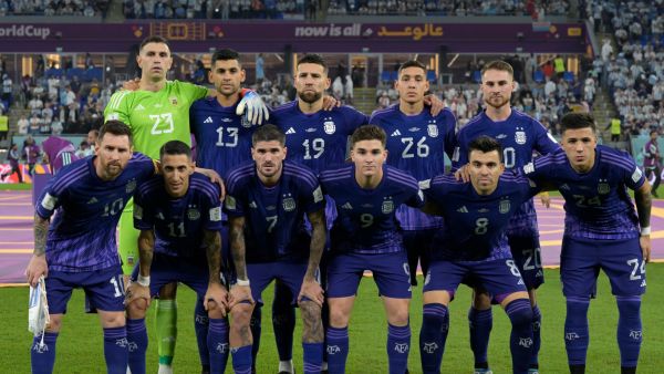 Argentina team players pose ahead of the start of the Qatar 2022 World Cup Group C football match between Poland and Argentina at Stadium 974 in Doha on November 30, 2022. (Photo by JUAN MABROMATA / AFP)