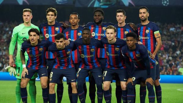 Barcelona's players pose for a group picture before the start of the UEFA Champions League 1st round day 5, Group C football match between FC Barcelona and FC Bayern Munich at the Camp Nou stadium in Barcelona on October 26, 2022. (Photo by Pau BARRENA / AFP)