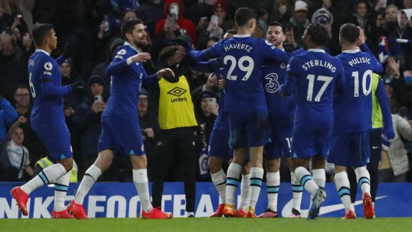 Chelsea's English midfielder Mason Mount (rear C) celebrates with teammates after scoring his team second goal during the English Premier League football match between Chelsea and Bournemouth at Stamford Bridge in London on December 27, 2022. (Photo by Ian Kington / AFP)