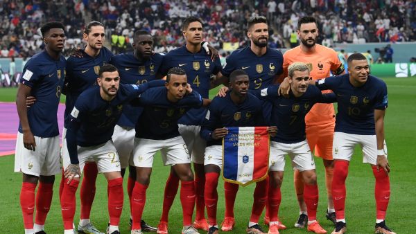 France's players pose for a team picture before the start of the Qatar 2022 World Cup quarter-final football match between England and France at the Al-Bayt Stadium in Al Khor, north of Doha, on December 10, 2022. (Photo by FRANCK FIFE / AFP)