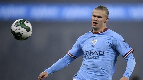 Manchester City's Norwegian striker Erling Haaland controls the ball during the English League Cup fourth round football match between Manchester City and Liverpool, at the Etihad stadium in Manchester on December 22, 2022. (Photo by Oli SCARFF / AFP)