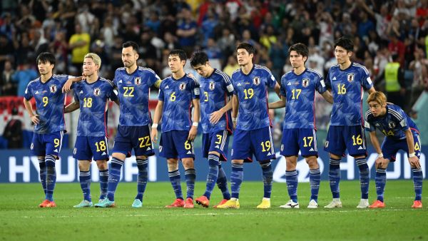 Japan's players stand together at the start of the penalty shootout during the Qatar 2022 World Cup round of 16 football match between Japan and Croatia at the Al-Janoub Stadium in Al-Wakrah, south of Doha on December 5, 2022. (Photo by Ina Fassbender / AFP)