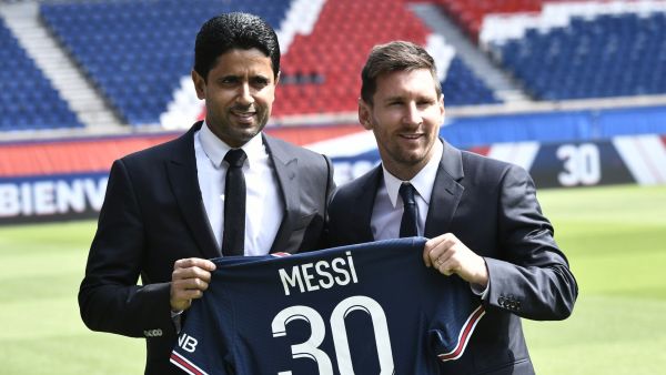 PSG's Qatari President Nasser Al-Khelaifi (L) poses along side Argentinian football player Lionel Messi as he holds-up his number 30. (Photo by STEPHANE DE SAKUTIN / AFP)