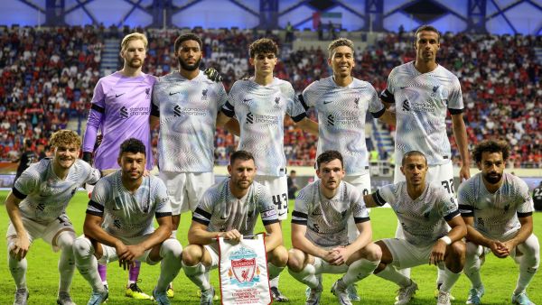Liverpool's players pose for a group picture ahead of the Dubai Super Cup 2022 match between Liverpool and AC Milan at al-Maktoum stadium in the Gulf emirate, on December 16, 2022. (Photo by Karim SAHIB / AFP)