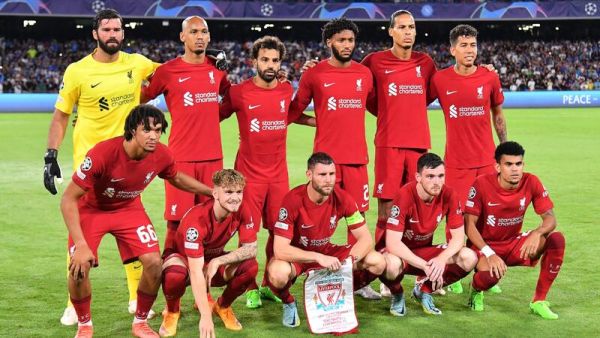 Liverpool's players pose prior to the  UEFA Champions League Group A first leg football match between SSC Napoli and Liverpool FC at the Diego Armando Maradona Stadium in Naples on September 7, 2022. (Photo by Alberto PIZZOLI / AFP)