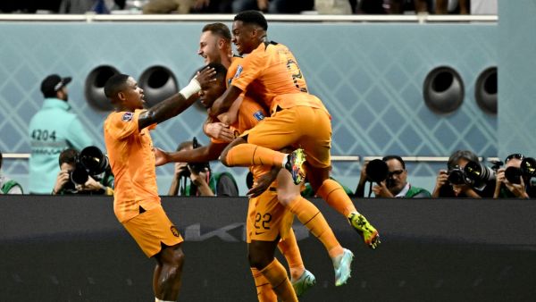 Netherlands' defender #22 Denzel Dumfries (C) celebrates with teammates after scoring his team's third goal during the Qatar 2022 World Cup round of 16 football match between the Netherlands and USA at Khalifa International Stadium in Doha on December 3, 2022. (Photo by Jewel SAMAD / AFP)