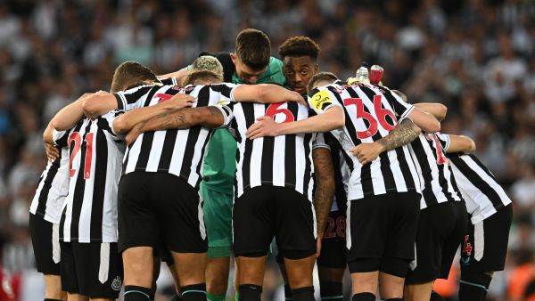 Newcastle players form a huddle on the pitch ahead of kick off in the English Premier League football match between Liverpool and Newcastle United at Anfield in Liverpool, north west England on August 31, 2022. (Photo by Paul ELLIS / AFP)