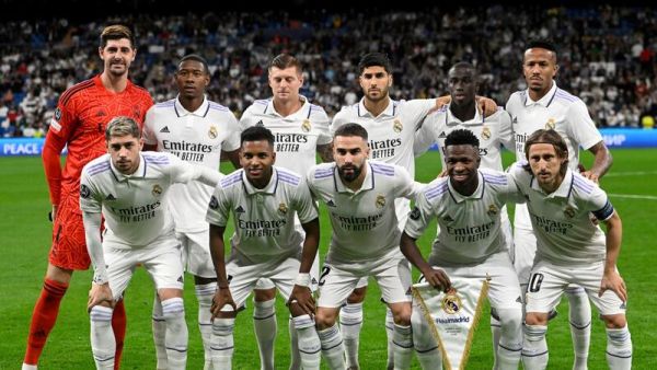 Real Madrid's players pose for a group picture before the start of the UEFA Champions League 1st round day 6 Group F football match between Real Madrid CF and Celtic FC at the Santiago Bernabeu stadium in Madrid on November 2, 2022. (Photo by Pierre-Philippe MARCOU / AFP)