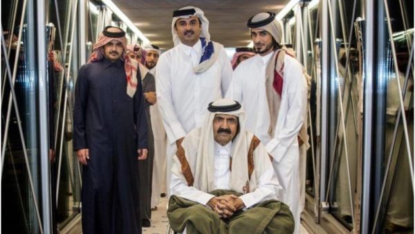 الشيخ حمد برفقة أبناءه