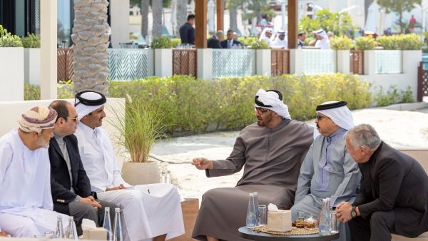 سماعات طبية خلف أذن العاهل الأردني الملك عبد الله الثاني ابن الحسين