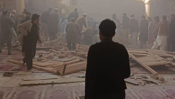 من داخل مسجد بمقر للشرطة في بيشاور
