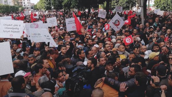 شهدت المسيرة اختراق المحتجين للحواجز الأمنية التي تمنع الوصول إلى شارع الحبيب بورقيبة 