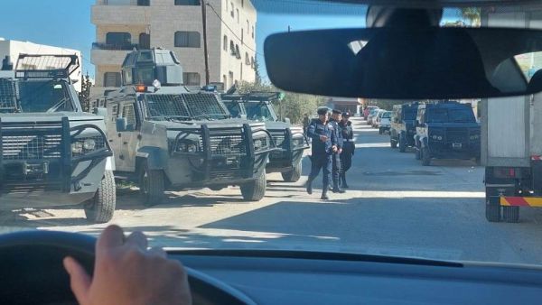 قوات امنية تغلق مقر حزب البعث في الكرك- الصورة عن موقع جو 24