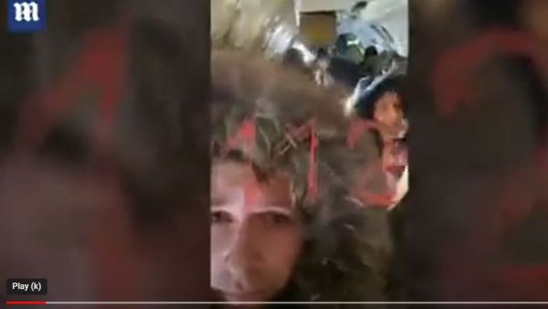 ركاب طائرة روسية يصلون بسلام بعد تحطم الباب الخلفي في الجو