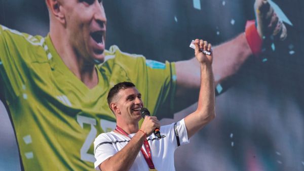 Argentine goalkeeper Emiliano Martinez speaks to fans in Mar del Plata, Argentina, during a tribute upon his return to his hometown after winning the Qatar 2022 World Cup tournament on December 22, 2022. (Photo by Mara SOSTI / AFP) Emiliano Martinez won 2022 FIFA World Cup