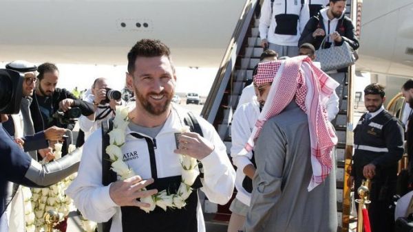 باريس سان جيرمان يصل الرياض