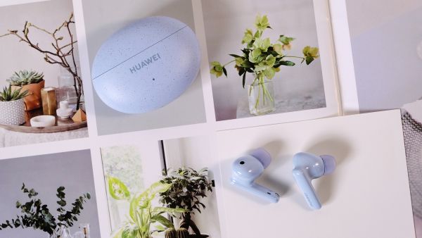 يعد الصوت عالي الجودة وتقنية إلغاء الضوضاء النشطة أمرًا مهمًا للحصول على تجربة صوتية غامرة! سماعات HUAWEI FreeBuds 5i توفّر كلاهما وأكثر