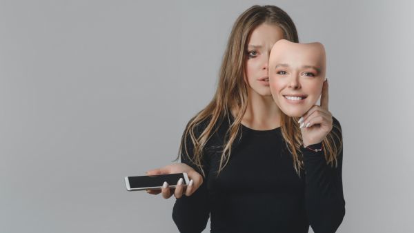 الاكتئاب المبتسم: تعرف على أعراضه في سن المراهقة 