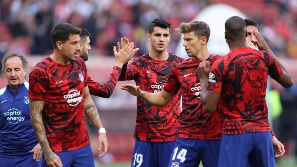 Atletico Madrid's Spanish forward Alvaro Morata (C) and teammates warm up before the start of the Spanish league football match between Club Atletico de Madrid and RCD Espanyol at the Wanda Metropolitano stadium in Madrid on November 6, 2022. (Photo by Thomas COEX / AFP)