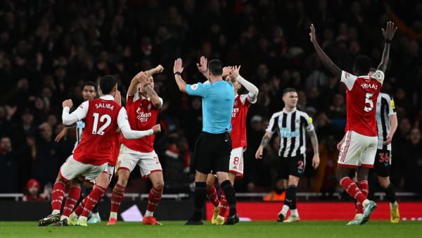 Arsenal players appeal to Referee Andy Madley during the English Premier League football match between Arsenal and Newcastle United at the Emirates Stadium in London on January 3, 2023. (Photo by Ben Stansall / AFP) 