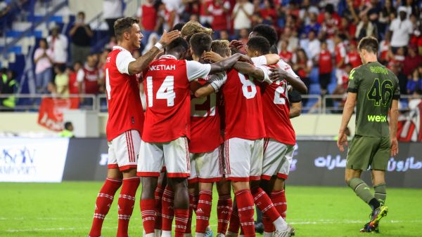 Arsenal's players celebrate their second goal during the AC Milan and Arsenal friendly match at the Dubai Super Cup 2022, at the al-Maktoum stadium in the Gulf emirate, on December 13, 2022. (Photo by KARIM SAHIB / AFP)