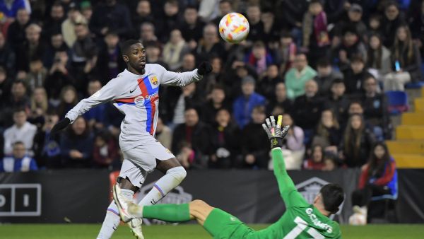 Barcelona's French forward Ousmane Dembele (L) scores his team's second goal during the Spain's Copa del Rey (King's Cup) round of 32, first leg, footbal match between Intercity CF and FC Barcelona at the Jose Rico Perez stadium in Alicante, on January 4, 2023. (Photo by Jose Jordan / AFP)