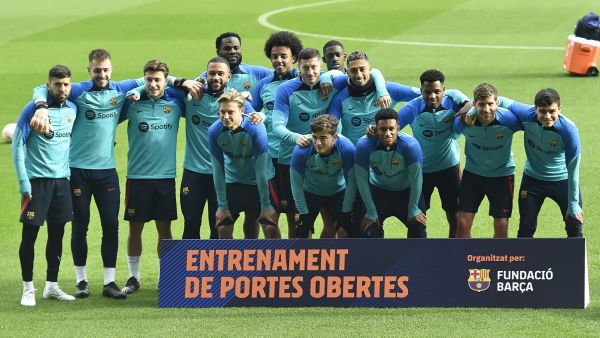 FC Barcelona players pose for pictures during a training session, open to fans, at the Camp Nou stadium in Barcelona on January 2, 2023. (Photo by Pau BARRENA / AFP)
