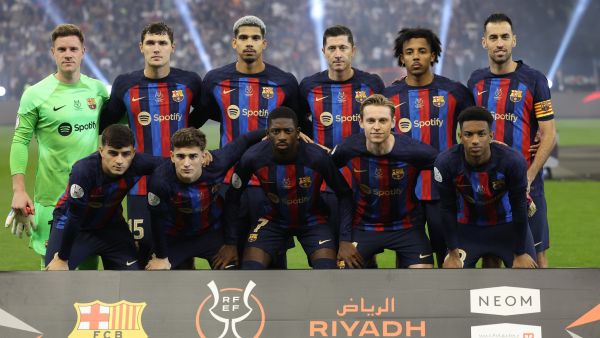 Barcelona's players pose for a team picture before the start of the Spanish Super Cup final football match between Real Madrid CF and FC Barcelona at the King Fahd International Stadium in Riyadh, Saudi Arabia, on January 15, 2023. (Photo by Giuseppe CACACE / AFP)