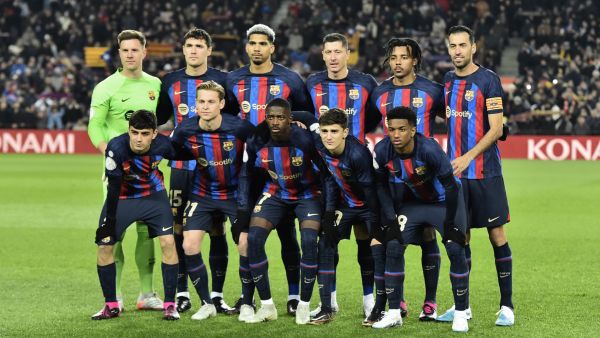 Barcelona players pose for a photograph prior the Spain's Copa del Rey (King's Cup), quarter final football match between FC Barcelona and Real Sociedad, at the Camp Nou stadium in Barcelona on January 25, 2023. (Photo by Pau BARRENA / AFP)