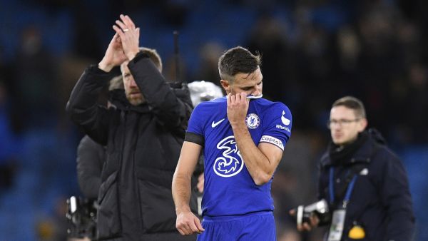 Chelsea's Spanish defender Cesar Azpilicueta (C) reacts to their defeat after the English FA Cup third round football match between Manchester City and Chelsea at the Etihad Stadium in Manchester, north-west England, on January 8, 2023. Man City won the game 4-0 (Photo by Oli SCARFF / AFP)