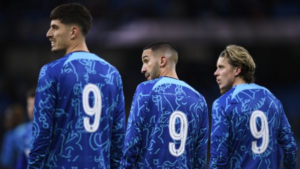 Chelsea players all wear the number 9 in the warm-up to honour their former player and manager Gianluca Vialli, who died on Friday, ahead of the English FA Cup third round football match between Manchester City and Chelsea at the Etihad Stadium in Manchester, north-west England, on January 8, 2023. (Photo by Oli SCARFF / AFP)