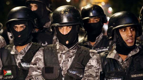 عناصر من قوات الأمن الأردني (أ ف ب)