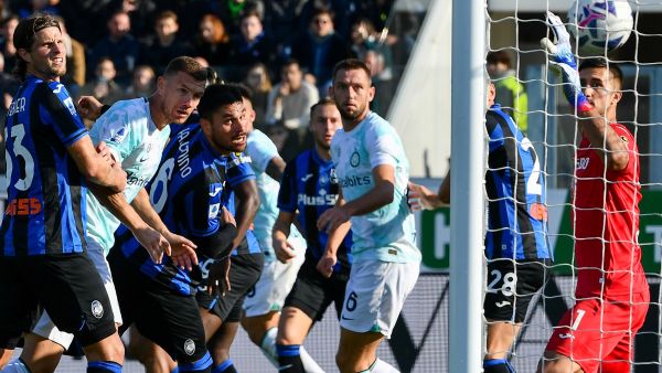 Atalanta's Argentinian defender Jose Luis Palomino (3rdL) scores an own goal during the Italian Serie A football match between Atalanta and Inter on November 13, 2022 at the Atleti Azzurri d'Italia stadium in Bergamo. (Photo by Isabella BONOTTO / AFP)