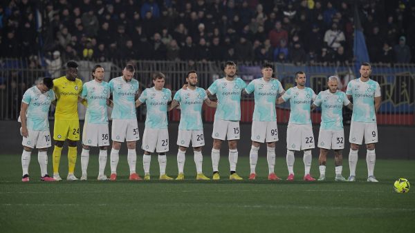 Inter Milan players observe a minute of silence as a tribute to Italian footballer Gianluca Viallis, 58, who died of cancer in London the day before, prior to the start of the Italian Serie A football match between AC Monza and Inter Milan at the Stadio Brianteo Stadium in Monza on January 7, 2023. (Photo by Filippo MONTEFORTE / AFP)