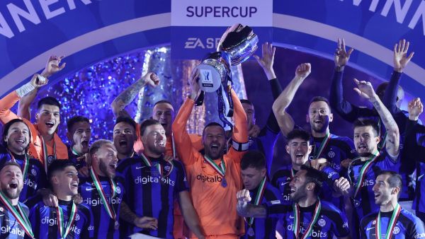 Inter Milan's players lift the trophy to celebrate winning the Italian SuperCup football match between AC Milan and Inter Milan, at the King Fahd International Stadium in Riyadh on January 18, 2023. (Photo by Giuseppe CACACE / AFP)