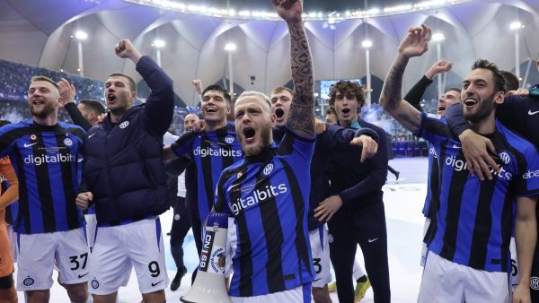 Inter's players celebrate with the fans after winning the Italian SuperCup football match between AC Milan and Inter Milan, at the King Fahd International Stadium in Riyadh on January 18, 2023. (Photo by Giuseppe CACACE / AFP)