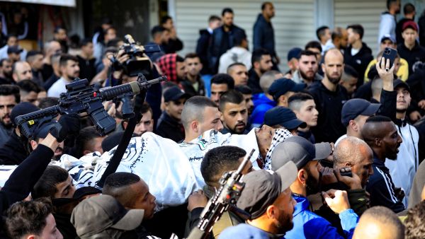 آلاف الفلسطينيين يشيعون جثامين شهداء جنين الذين سقطوا برصاص الإحتلال الاسرائيلي (أ ف ب)