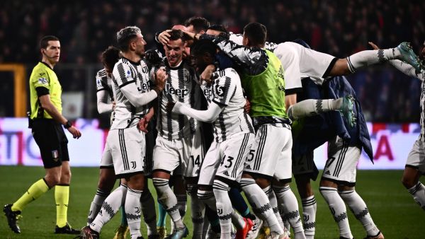 Juventus' Polish forward Arkadiusz Milik (C-L) celebrates with teammates after opening the scoring during the Italian Serie A football match between Cremonese and Juventus on January 4, 2023 at the Giovanni-Zini stadium in Cremona. (Photo by Marco BERTORELLO / AFP)