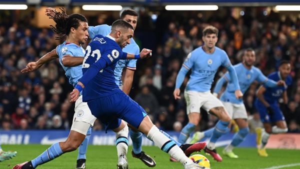 Manchester City's Dutch defender Nathan Ake (L) blocks a cross from Chelsea's Moroccan midfielder Hakim Ziyech during the English Premier League football match between Chelsea and Manchester City at Stamford Bridge in London on January 5, 2023. (Photo by Glyn KIRK / IKIMAGES / AFP)