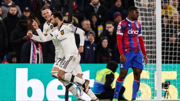 Manchester United's Portuguese midfielder Bruno Fernandes (front L) celebrates with teammates after scoring his team first goal during the English Premier League football match between Crystal Palace and Manchester United at Selhurst Park in south London on January 18, 2023. (Photo by ADRIAN DENNIS / AFP)