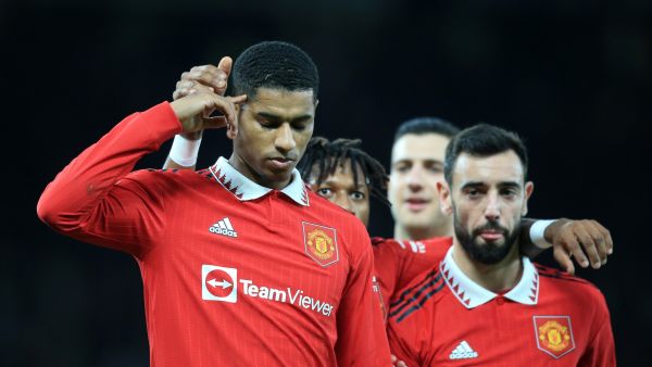 Manchester United's English striker Marcus Rashford (L) celebrates with teammates after scoring their third goal from the penalty spot during the English FA Cup third round football match between Manchester United and Everton at Old Trafford in Manchester, north west England, on January 6, 2023. Man Utd won the game 3-1. (Photo by Lindsey Parnaby / AFP)
