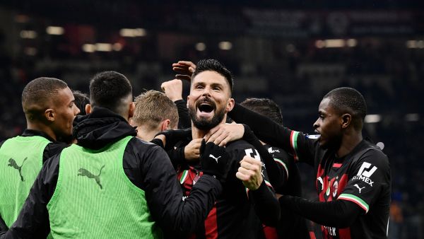 AC Milan's French forward Olivier Giroud (C) celebrates after AC Milan's Italian midfielder Tommaso Pobega (C-L) scored during the Italian Serie A football match between AC Milan and AS Roma, at the San Siro stadium in Milan, on January 8, 2023. (Photo by Filippo MONTEFORTE / AFP)