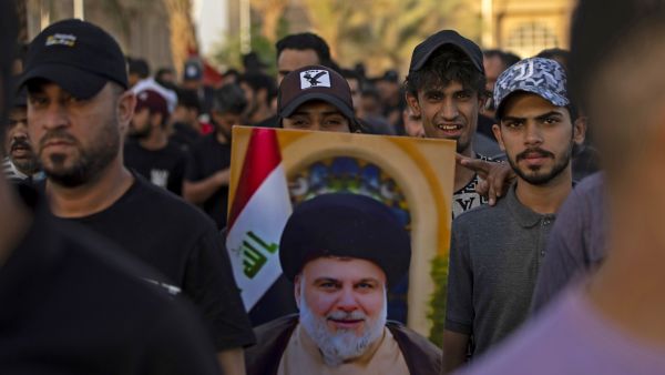 متظاهرون من أنصار زعيم التيار الصدري مقتدى الصدر (أ ف ب)